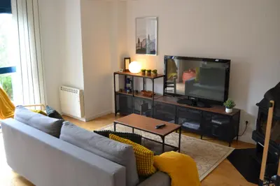 Una televisión o centro de entretenimiento en Ventanal de Saras Petfriendly Garaje Trastero y Chimenea - Arafita Apartamentos