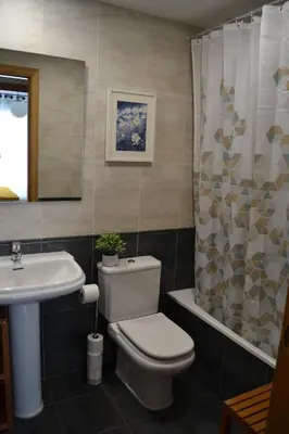 Un baño de Ventanal de Saras Petfriendly Garaje Trastero y Chimenea - Arafita Apartamentos