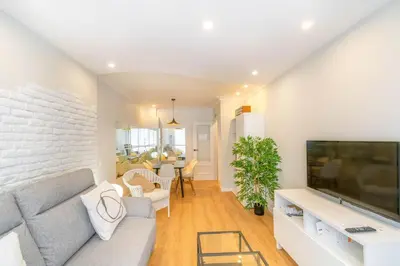 Una televisión o centro de entretenimiento en Espacioso y cómodo apartamento en Pamplona