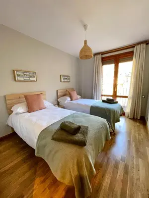 Cama o camas de una habitación en Apartamento en el centro de Benasque con piscina