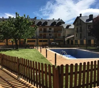 Piscina en o cerca de Apartamento en el centro de Benasque con piscina