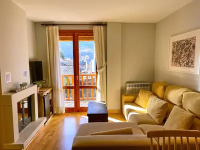 Una televisión o centro de entretenimiento en Apartamento en el centro de Benasque con piscina