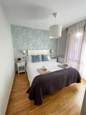 Cama o camas de una habitación en Apartamento en el centro de Benasque con piscina