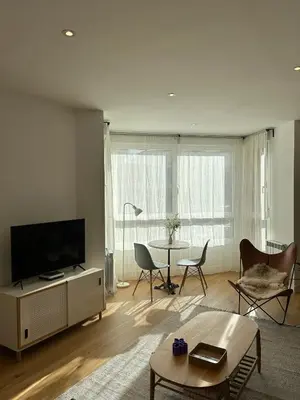 Una televisión o centro de entretenimiento en Plaza Tomás