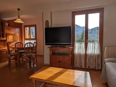 Una televisión o centro de entretenimiento en Mi rincón con vistas Panticosa