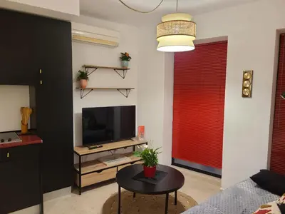 Una televisión o centro de entretenimiento en Acogedor apartamento para dos en el centro