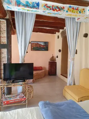 Una televisión o centro de entretenimiento en Apartment Cal Viola
