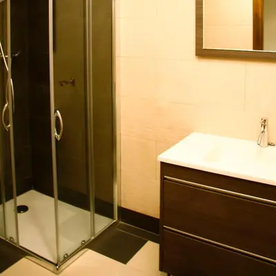 Un baño de Apartamentos Angelus Plaza Mayor de Graus