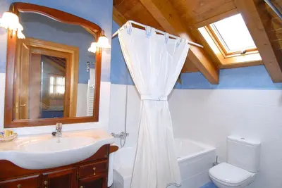 Un baño de Apartamentos El Rincón de Benás