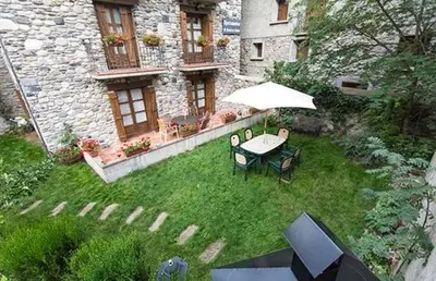 Jardín al aire libre en Apartamentos El Rincón de Benás