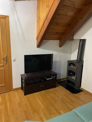 Una televisión o centro de entretenimiento en KASARES BENAS