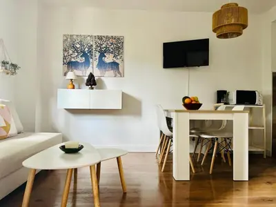 Una televisión o centro de entretenimiento en Encantador Apartamento en Pla de l’Ermita