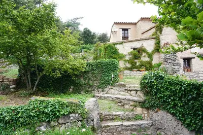 Jardín al aire libre en Mas Nou Casa rural con piscina y vistas espectaculares
