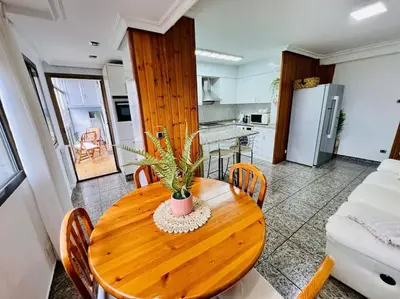 Una cocina o zona de cocina en A Orillas del Pilar con parking