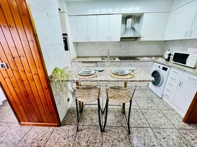 Una cocina o zona de cocina en A Orillas del Pilar con parking