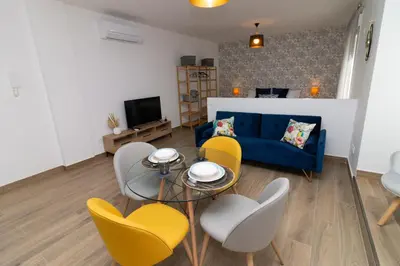 Una televisión o centro de entretenimiento en Apartamentos La Escapada