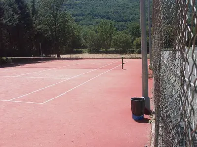 Instalaciones para jugar a tenis o squash en APARTMENTSUITESPAIN BAQUEIRA JARDIn o alrededores