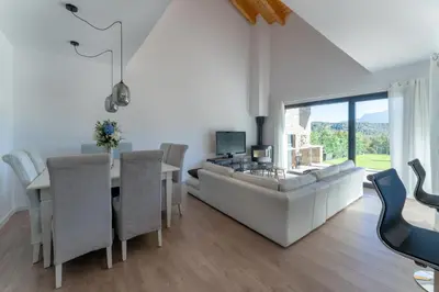 Una televisión o centro de entretenimiento en Casa rural de lujo en Alt Urgell, Pirineos.