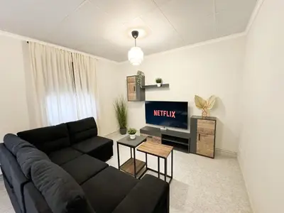 Una televisión o centro de entretenimiento en La Paloma del Pilar - Turistea Suites