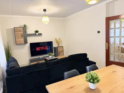 Una televisión o centro de entretenimiento en La Paloma del Pilar - Turistea Suites