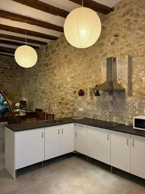 Una cocina o zona de cocina en La Fusteria d' Arnes