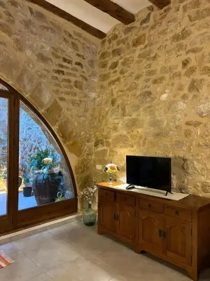Una televisión o centro de entretenimiento en La Fusteria d' Arnes