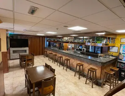 El salón o zona de bar de Hostal El Corzo