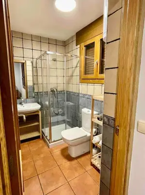 Un baño de Piso Pineta