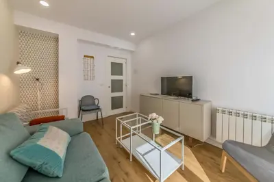 Una televisión o centro de entretenimiento en Apartamento con terraza