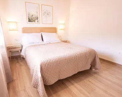 Cama o camas de una habitación en El sueño del Búho 4. Ático con chimenea y terraza.