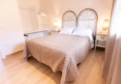 Cama o camas de una habitación en El sueño del Búho 4. Ático con chimenea y terraza.