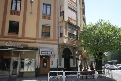 Edificio en el que se encuentra el hostal o pensión
