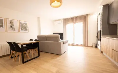 Una televisión o centro de entretenimiento en El sueño del Búho 1. Adaptado, chimenea y terraza