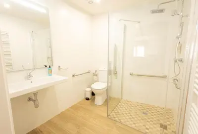 Un baño de El sueño del Búho 1. Adaptado, chimenea y terraza