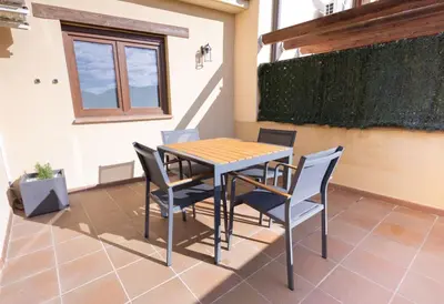 Una televisión o centro de entretenimiento en El sueño del Búho 1. Adaptado, chimenea y terraza