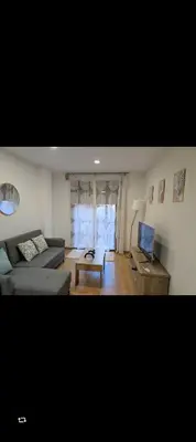 Una televisión o centro de entretenimiento en IM80