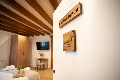 Una televisión o centro de entretenimiento en Casa Rural Kabia