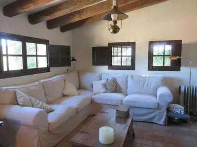 Zona de estar de Mas Nou Casa y piscina en plena naturaleza