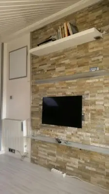 Una televisión o centro de entretenimiento en Ático vistas a pistas ideal familias