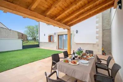 Un patio o zona al aire libre en Amplia casa rural con barbacoa y jardín en Navarra