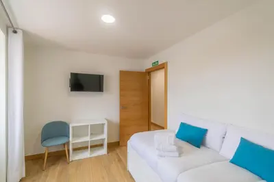 Una televisión o centro de entretenimiento en Amplia casa rural con barbacoa y jardín en Navarra