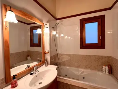 Un baño de Dúplex el Torrent - L'Amfitriona