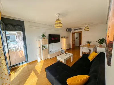 Una televisión o centro de entretenimiento en Reina del Pilar ComoTuCasa