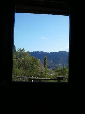 Vista general de una montaña o vista desde el agroturismo