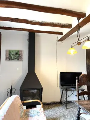 Una televisión o centro de entretenimiento en Casa de Turisme Rural Riu Montsant
