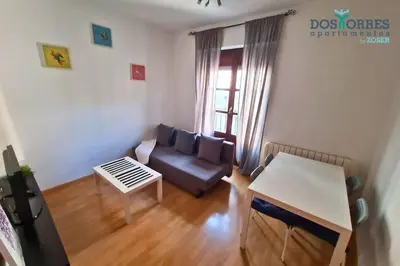 Zona de estar de Dos Torres Pilar Suites- balcones con vistas a la ciudad