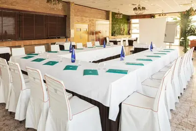 Zona business o sala de conferencias en Hotel El Águila