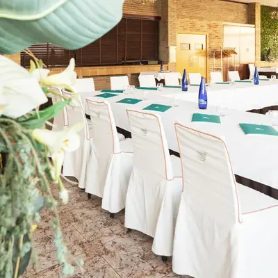 Un restaurante o sitio para comer en Hotel El Águila