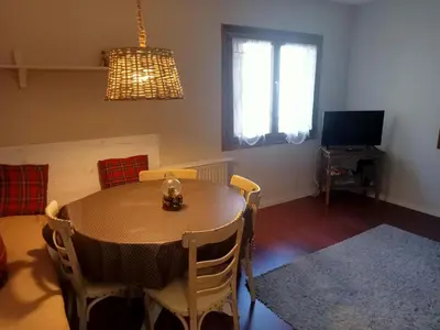 Una televisión o centro de entretenimiento en Apartamentos Sallent de Gállego 3000