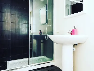 Un baño de Silencioso muy luminoso y familiar